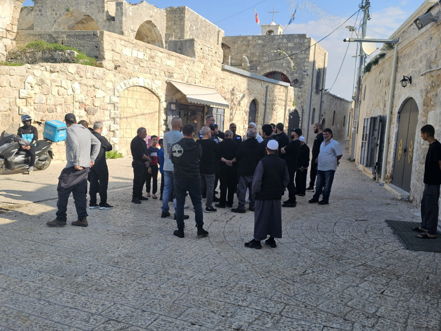 الشرطة تداهم مسجد العمري في اللد مهددة مصادرة مكبرات الصوت وإسكات الأذان